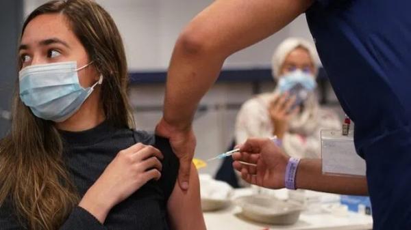 Правительство Великобритании официально признает, что 92% смертей приходится на ‘трехкратную вакцинацию’