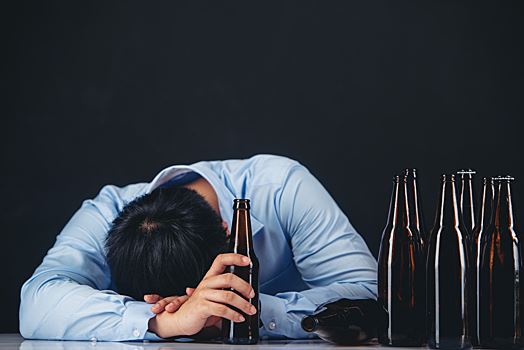 Психиатр назвала 4 главных симптома алкоголизма