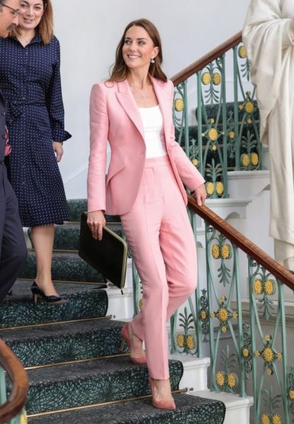 Кейт Миддлтон отправилась на встречу с министрами в нежно-розовом костюме Alexander McQueen
