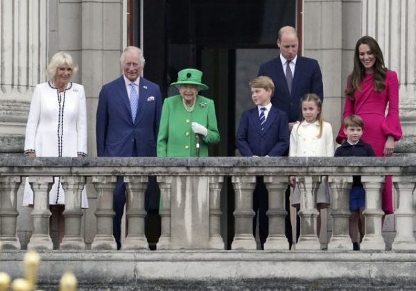 Мира не будет: принц Гарри собирается потребовать извинений от королевской семьи