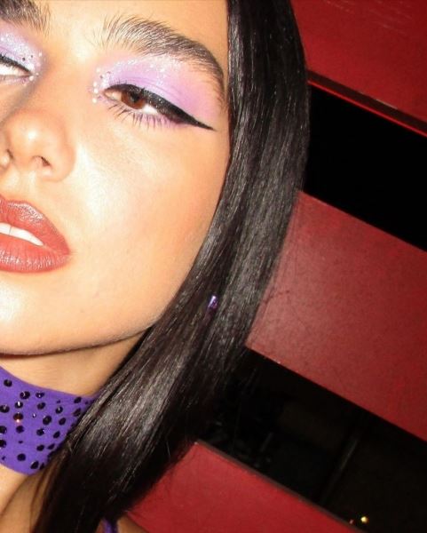 Фиолетовый снова в моде: Дуа Липа составила монолук, который хочется разглядывать